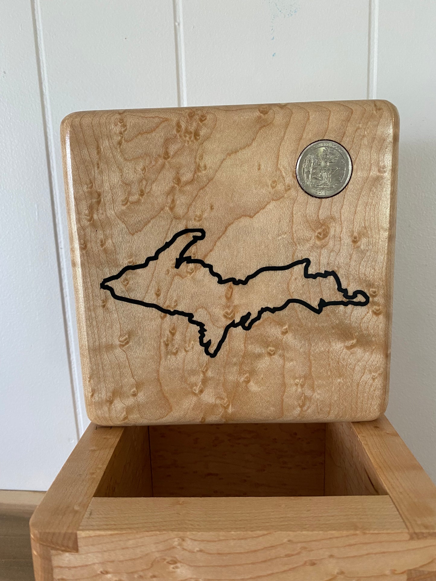 Birdseye—Minimalist-Personalized-State outline in epoxy-State quarter-Dovetail box
